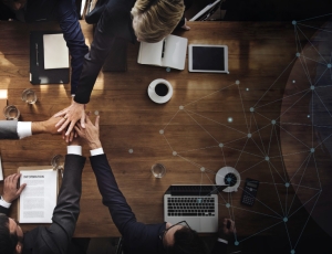 aerial-view-business-team (3)